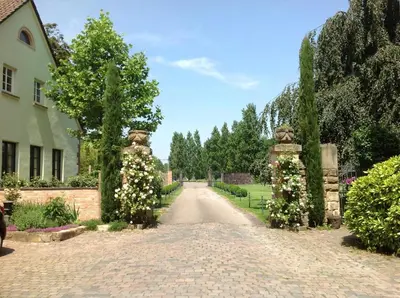 Ein Garten an der Unterkunft Hofgut Holzmuhle