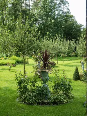 Ein Garten an der Unterkunft Hofgut Holzmuhle