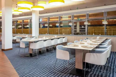 Ein Restaurant oder anderes Speiselokal in der Unterkunft Hey Lou Hotel Frankfurt Airport