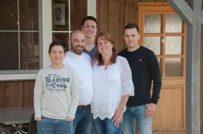 Eine Familie, die in der Unterkunft Hagwaldhof übernachtet