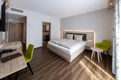 Ein Bett oder Betten in einem Zimmer der Unterkunft Landhotel Hopp Garni