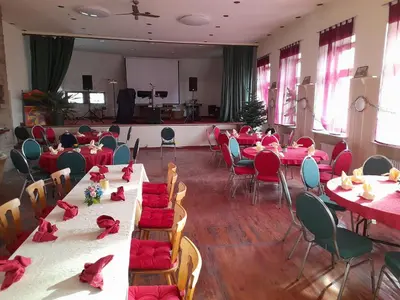 Ein Restaurant oder anderes Speiselokal in der Unterkunft Gasthaus Zur Rose