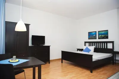 Ein Bett oder Betten in einem Zimmer der Unterkunft Berne's Altstadthotel