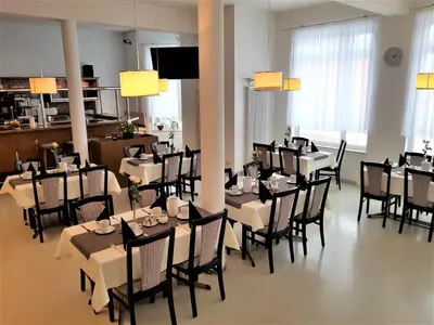 Ein Restaurant oder anderes Speiselokal in der Unterkunft Hotel Weissach Am Neuenbühl