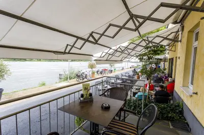 Ein Restaurant oder anderes Speiselokal in der Unterkunft Hotel Rheingold
