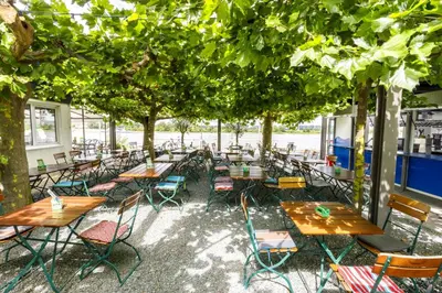 Ein Restaurant oder anderes Speiselokal in der Unterkunft Hotel Rheingold
