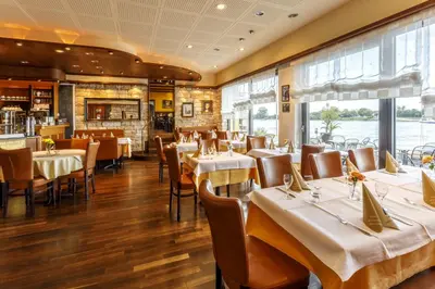 Ein Restaurant oder anderes Speiselokal in der Unterkunft Hotel Rheingold