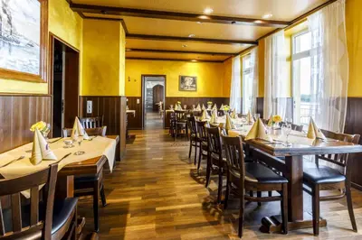 Ein Restaurant oder anderes Speiselokal in der Unterkunft Hotel Rheingold