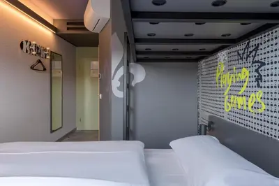 Ein Bett oder Betten in einem Zimmer der Unterkunft Felix Hotel Darmstadt