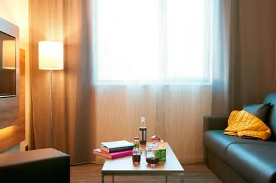 Ein Sitzbereich in der Unterkunft Moxy Ludwigshafen