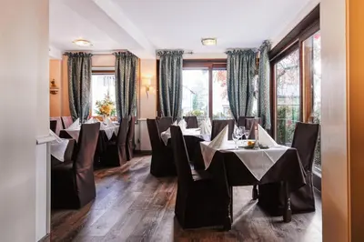 Ein Restaurant oder anderes Speiselokal in der Unterkunft Hotel-Restaurant Central am Königshof