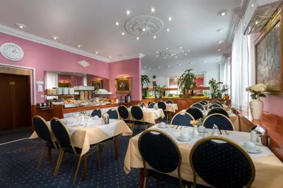 Ein Restaurant oder anderes Speiselokal in der Unterkunft Atlanta Budget Darmstadt