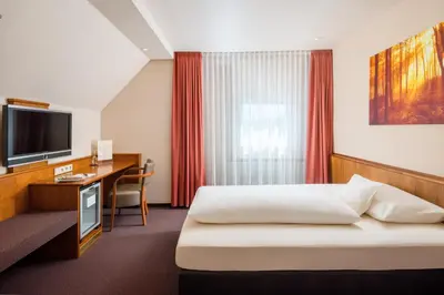 Ein Bett oder Betten in einem Zimmer der Unterkunft Hotel Straubs Schöne Aussicht
