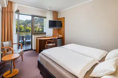 Ein Bett oder Betten in einem Zimmer der Unterkunft Hotel Straubs Schöne Aussicht