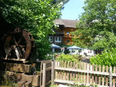 Ein Garten an der Unterkunft Landgasthof Linkenmühle