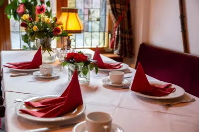 Ein Restaurant oder anderes Speiselokal in der Unterkunft Hotel Wappenstube