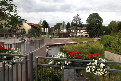 Ein Garten an der Unterkunft Nashira Kurpark Hotel