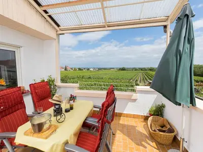 Ein Balkon oder eine Terrasse in der Unterkunft Ferienwohnung Rebenmeer