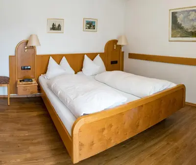 Ein Bett oder Betten in einem Zimmer der Unterkunft Hotel Adler mit Gasthaus