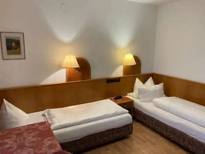 Ein Bett oder Betten in einem Zimmer der Unterkunft Hotel Adler mit Gasthaus