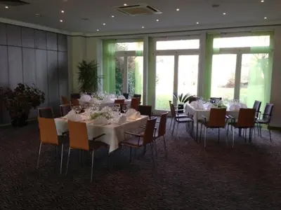 Ein Restaurant oder anderes Speiselokal in der Unterkunft Hotel Ambiente Walldorf