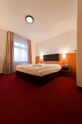 Ein Bett oder Betten in einem Zimmer der Unterkunft Hotel Neuwirtshaus