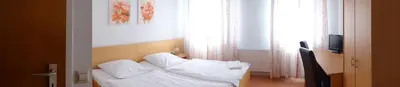 Ein Bett oder Betten in einem Zimmer der Unterkunft Hotel-Restaurant Zum Goldenen Hahnen