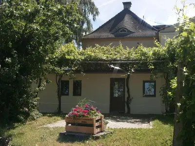 Ein Garten an der Unterkunft Landhaus Messerschmitt