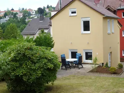 Das Gebäude in dem sich das Ferienhaus befindet