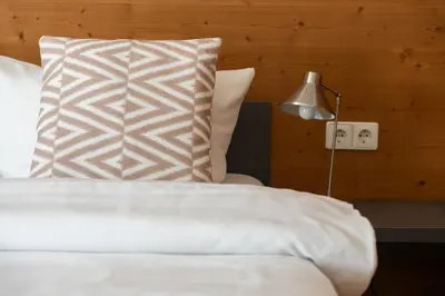Ein Bett oder Betten in einem Zimmer der Unterkunft Hotel CampusZwei Komfortable Doppelzimmer & Apartments mit Küche Zentral in Ludwigsburg ideal für Business & Langzeitaufenthalte 24h Check in Kinder bis 14 Jahre übernachten kostenlos