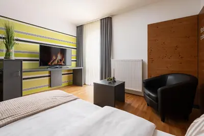 TV/Unterhaltungsangebot in der Unterkunft Hotel CampusZwei Komfortable Doppelzimmer & Apartments mit Küche Zentral in Ludwigsburg ideal für Business & Langzeitaufenthalte 24h Check in Kinder bis 14 Jahre übernachten kostenlos