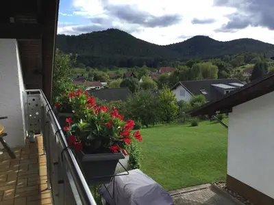 Ein allgemeiner Bergblick oder ein Berglick von der Ferienwohnung aus