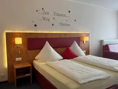 Ein Bett oder Betten in einem Zimmer der Unterkunft Hotel Häfner