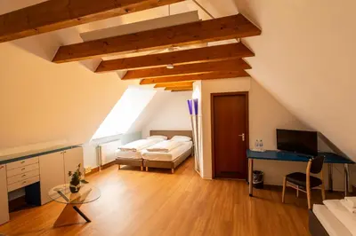 Ein Bett oder Betten in einem Zimmer der Unterkunft Hotel am Schillerplatz