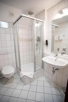 Ein Badezimmer in der Unterkunft Hotel am Schillerplatz