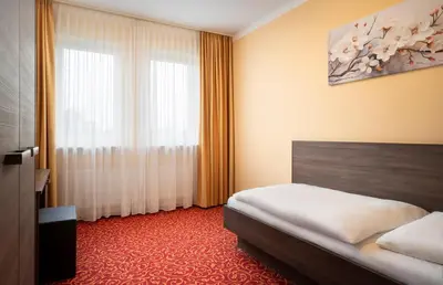 Ein Bett oder Betten in einem Zimmer der Unterkunft ates Hotel Lampertheim by AURUM