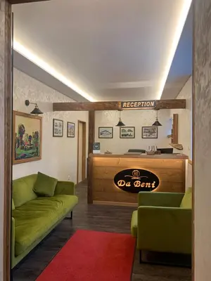Ein Sitzbereich in der Unterkunft Hotel Pizzeria Da Beni