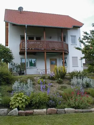 Ein Garten an der Unterkunft Gästehaus Kiefer