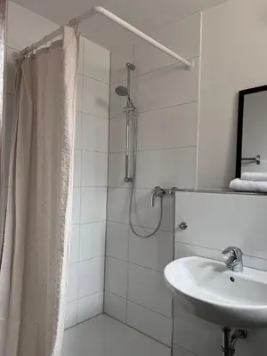 Ein Badezimmer in der Unterkunft Pension Krone Sternenfels
