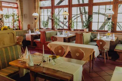 Ein Restaurant oder anderes Speiselokal in der Unterkunft Hotel Zur alten Mühle