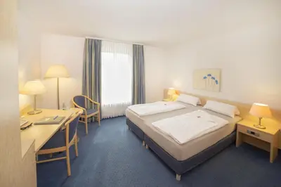 Ein Bett oder Betten in einem Zimmer der Unterkunft Fairway Hotel
