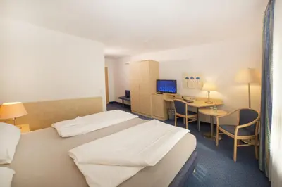 Ein Bett oder Betten in einem Zimmer der Unterkunft Fairway Hotel