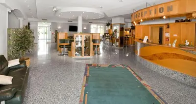 Ein Sitzbereich in der Unterkunft Fairway Hotel