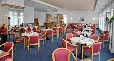 Ein Restaurant oder anderes Speiselokal in der Unterkunft Fairway Hotel