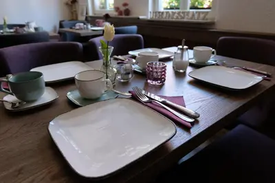 Ein Restaurant oder anderes Speiselokal in der Unterkunft Gästehaus zur Sonne