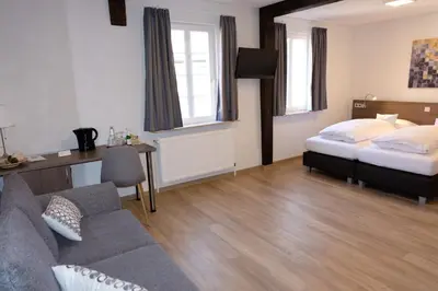 Ein Bett oder Betten in einem Zimmer der Unterkunft Gästehaus zur Sonne