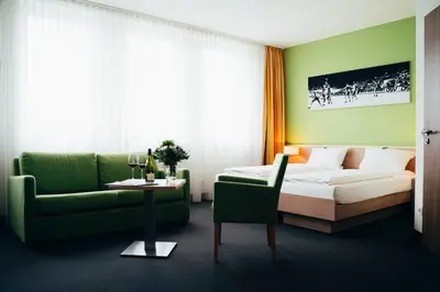 Ein Sitzbereich in der Unterkunft business & conference Sporthotel Großwallstadt