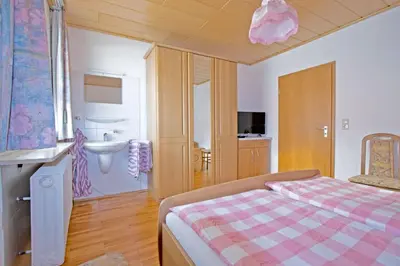 Ein Bett oder Betten in einem Zimmer der Unterkunft Ferienwohnungen Anneliese