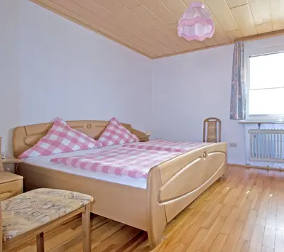 Ein Bett oder Betten in einem Zimmer der Unterkunft Ferienwohnungen Anneliese