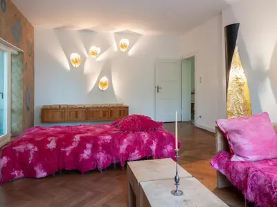 Ein Bett oder Betten in einem Zimmer der Unterkunft Suite Martinus am Vortexgarten Mathildenhöhe